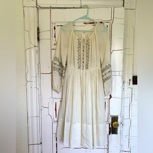 Vintage 70’s white cotton dress, embroidered.